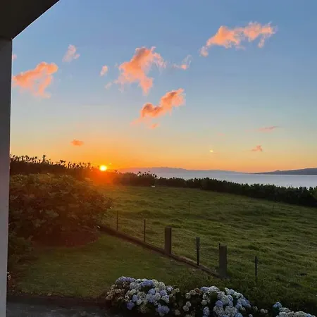 別荘 Azores, Faial , Horta, Vacation Front Home, First & Second Floor For Rent Separately Abegoaria