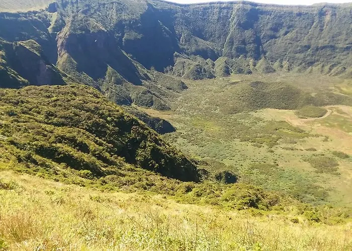 度假居 Azores, Faial , Horta, Vacation Front Home, First & Second Floor For Rent Separately