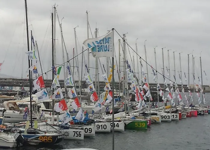 度假居 Azores, Faial , Horta, Vacation Front Home, First & Second Floor For Rent Separately Abegoaria