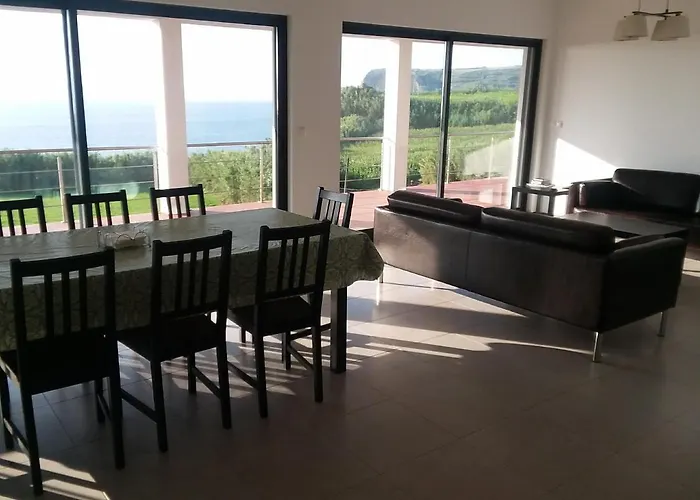 度假居 Azores, Faial , Horta, Vacation Front Home, First & Second Floor For Rent Separately *