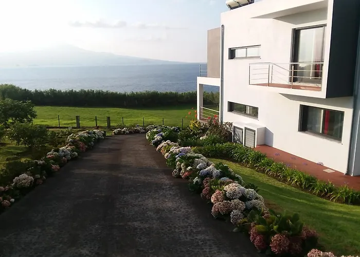 度假居 Azores, Faial , Horta, Vacation Front Home, First & Second Floor For Rent Separately *
